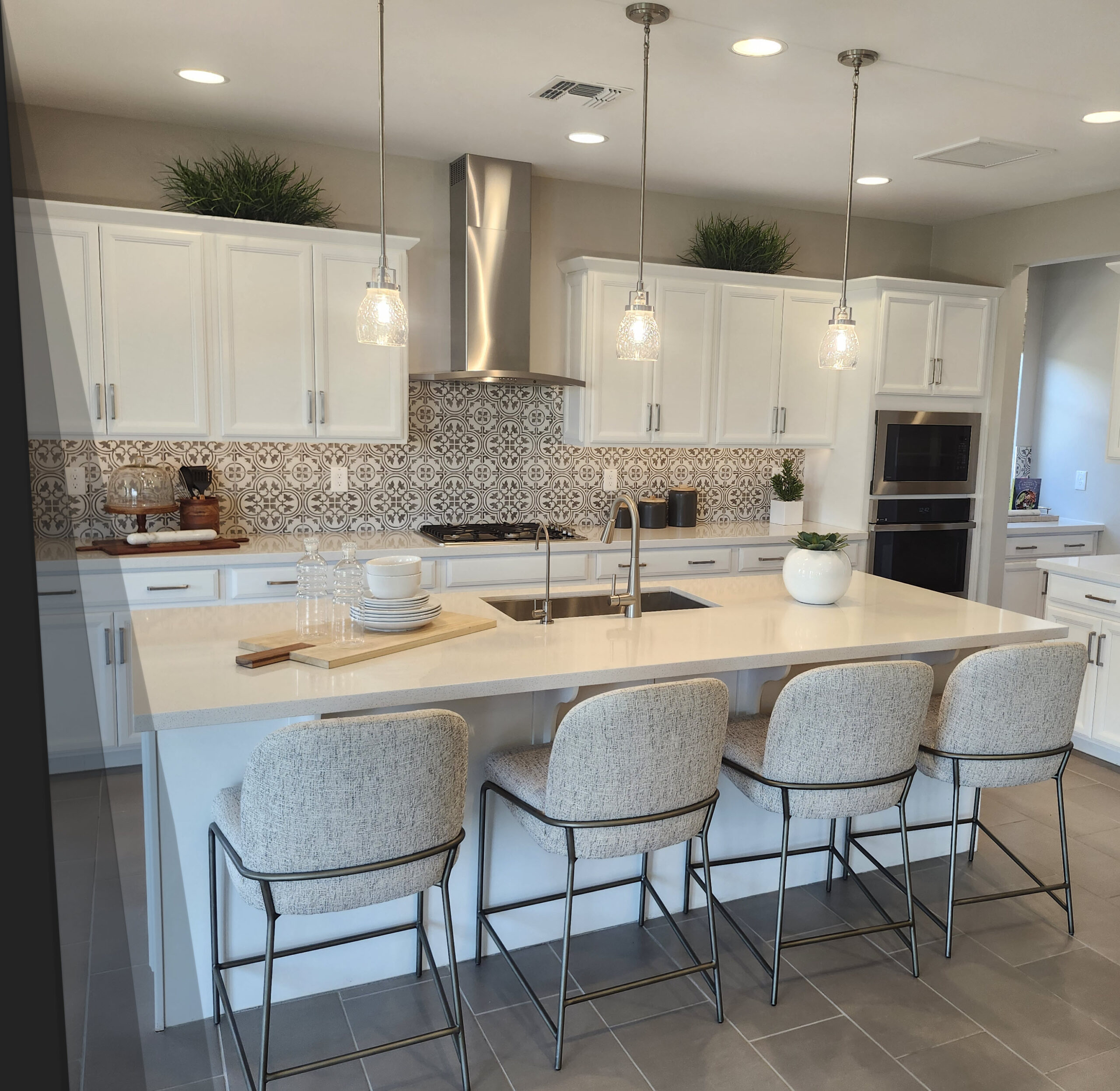 Home page head banner with picture of remodeled modern kitchen